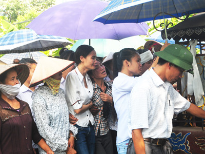 Người thân khóc thương trước sự ra đi đột ngột của em Mai Lê Hồng Phúc. Ảnh: Tuấn Nguyễn