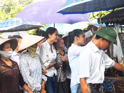 Người thân khóc thương trước sự ra đi đột ngột của em Mai Lê Hồng Phúc. Ảnh: Tuấn Nguyễn
