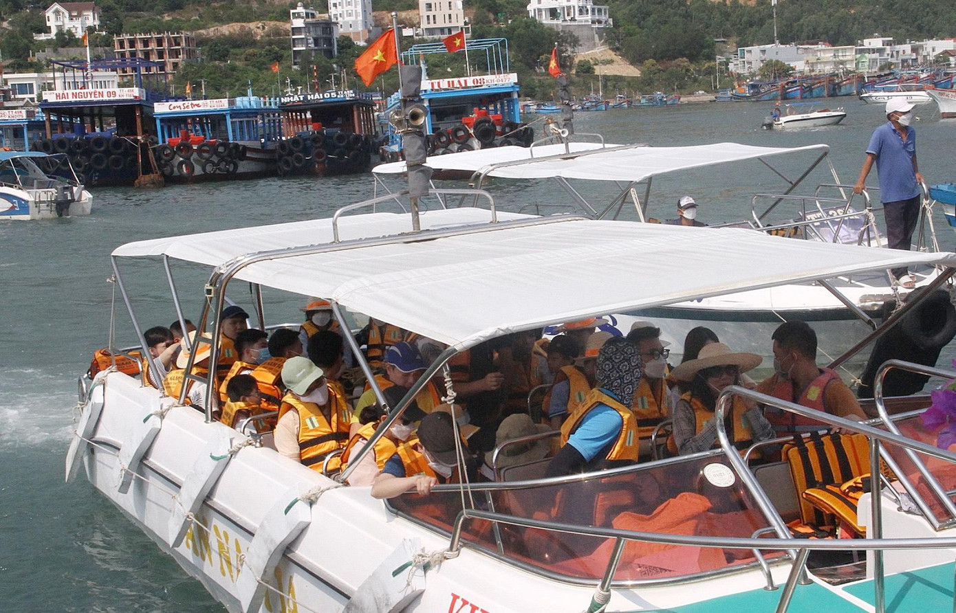 Nhiều du khách chọn tour tham quan biển đảo ở Nha Trang Nhiều du khách chọn tour tham quan biển đảo ở Nha Trang
