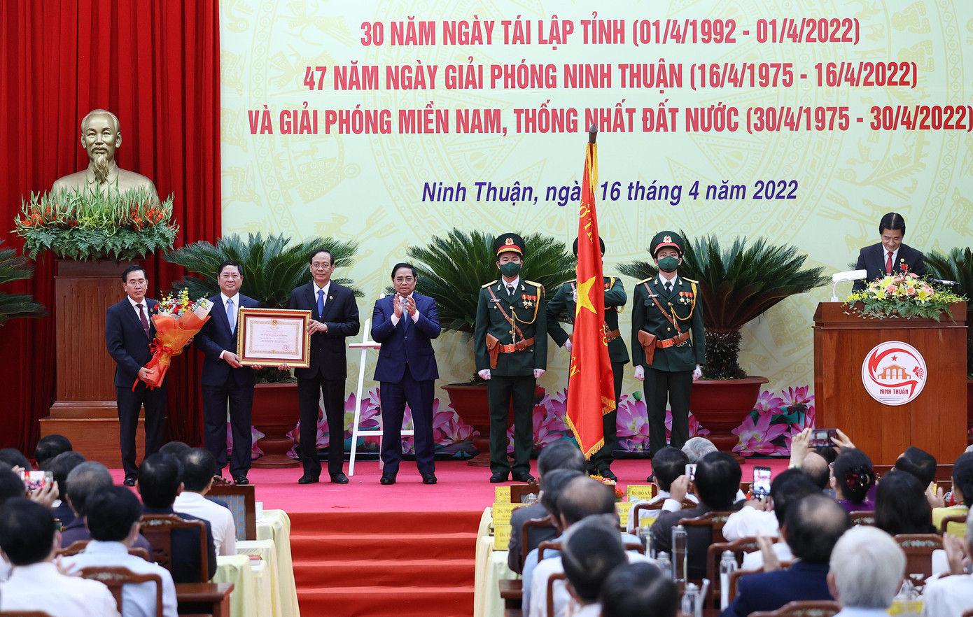 Đảng bộ, chính quyền và nhân dân các dân tộc tỉnh Ninh Thuận được Chủ tịch nước tặng thưởng Huân chương Lao động hạng Nhất. Ảnh CÔNG HOAN.