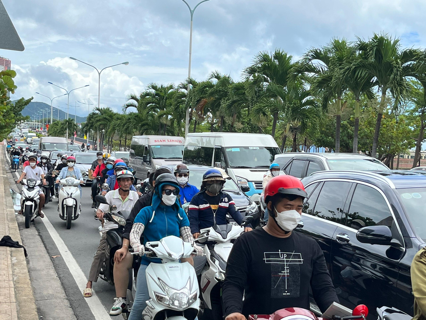 Đường Trần Phú - Nha Trang chật kín khách du lịch đi nghỉ lễ Đường Trần Phú - Nha Trang chật kín khách du lịch đi nghỉ lễ