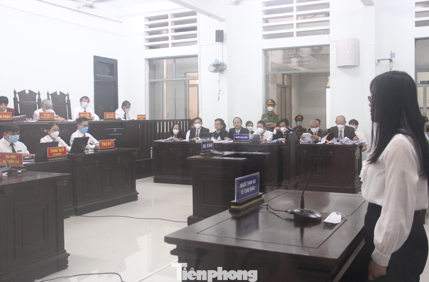 Bà Phạm Thị Thanh Hương trả lời HĐXX với tư cách người có quyền lợi, nghĩa vụ liên quan. Ảnh CÔNG HOAN.