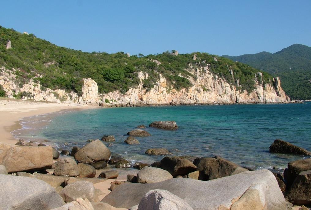 Đường bờ biển hoang sơ tại khu vực Núi Chúa. Ảnh VŨ ĐIỆP. Đường bờ biển hoang sơ tại khu vực Núi Chúa. Ảnh VŨ ĐIỆP.