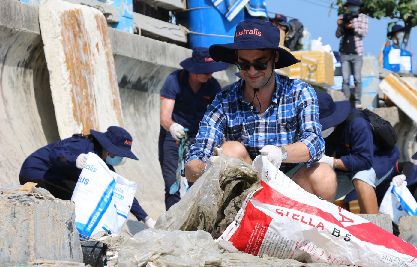 Nhân viên Lãnh sự quán Mỹ tại TP.HCM tham gia nhặt rác bên bờ biển Nha Trang