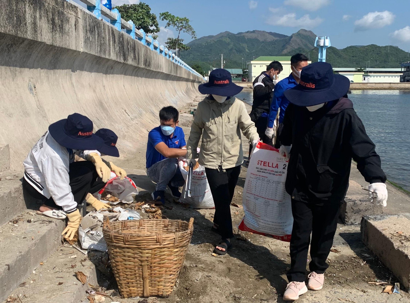 Nhân viên Công ty Australis Việt Nam cùng tham gia nhặt rác với thanh niên tỉnh Khánh Hòa