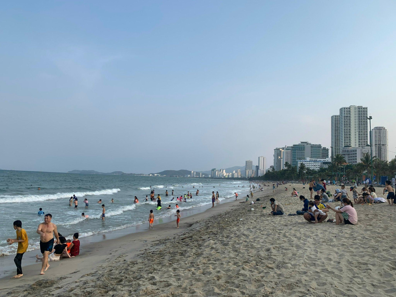 Đông đảo du khách tắm biển Nha Trang chiều 10/4. Đông đảo du khách tắm biển Nha Trang chiều 10/4.