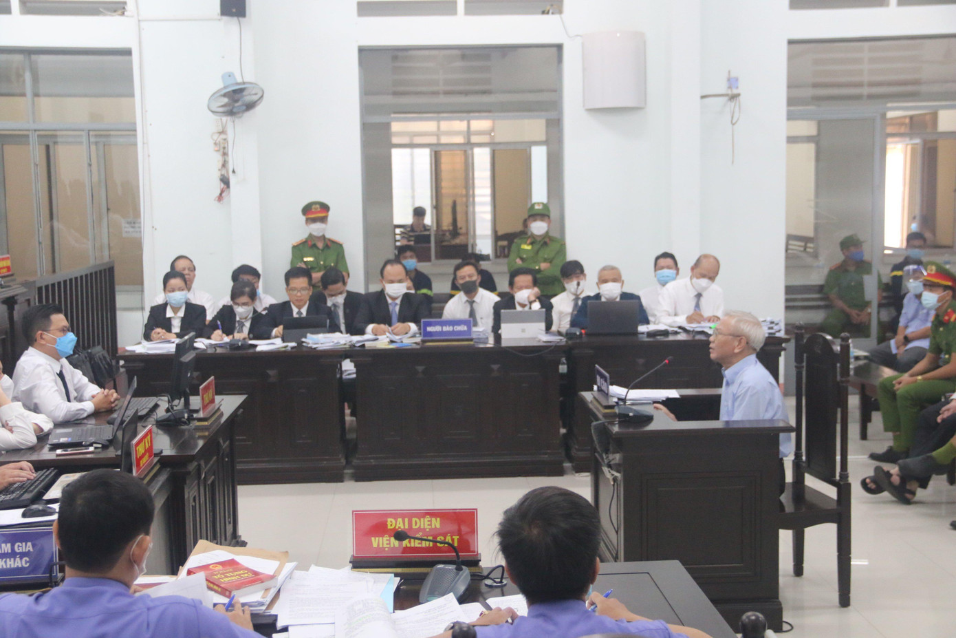 Bị cáo Lê Văn Dẽ khai ký do chịu áp lực từ lãnh đạo UBND tỉnh. Ảnh LH.