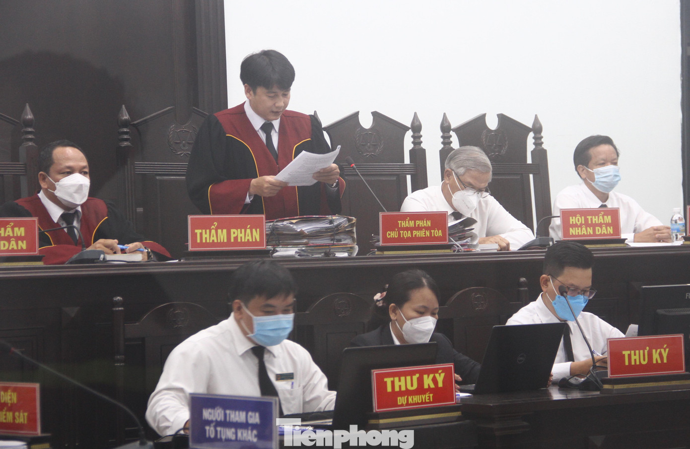 HĐXX vụ án sai phạm liên quan đến đất đai trên núi Chín Khúc. Ảnh CÔNG HOAN