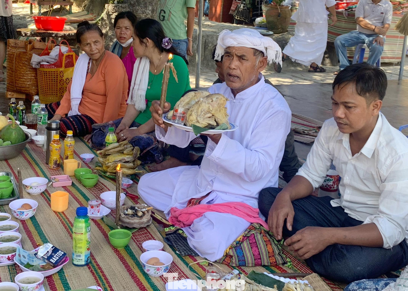 Đồng bào người Chăm dâng hoa, dâng lễ vật lên Thiên Y Thánh mẫu Ana