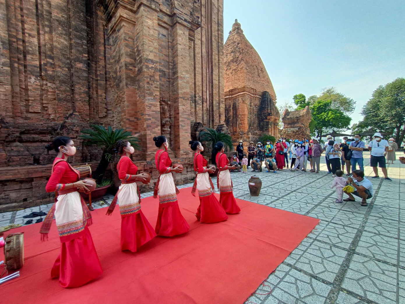 Tháp bà Ponagar cũng là điểm thu hút du khách tại Nha Trang Tháp bà Ponagar cũng là điểm thu hút du khách tại Nha Trang
