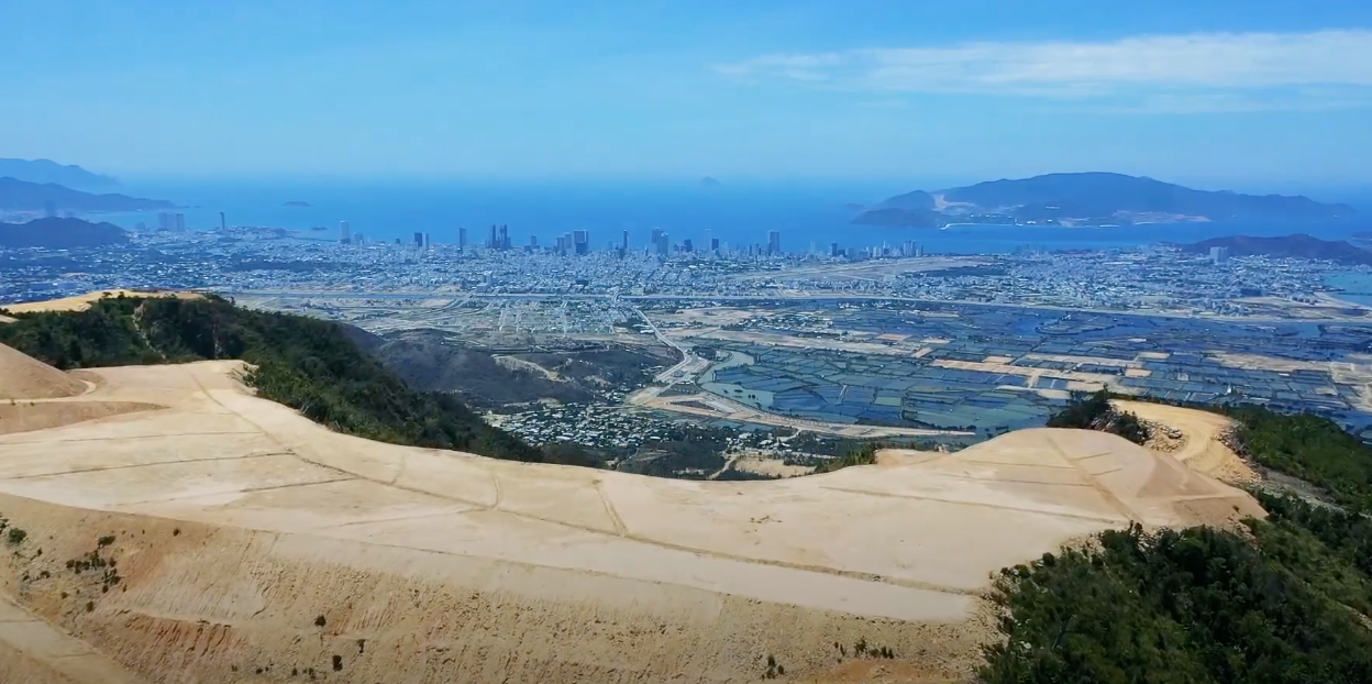 Đất rừng trên núi Chín Khúc bị cạo trọc để làm dự án Cửu Long Sơn Tự. Ảnh CÔNG HOAN.