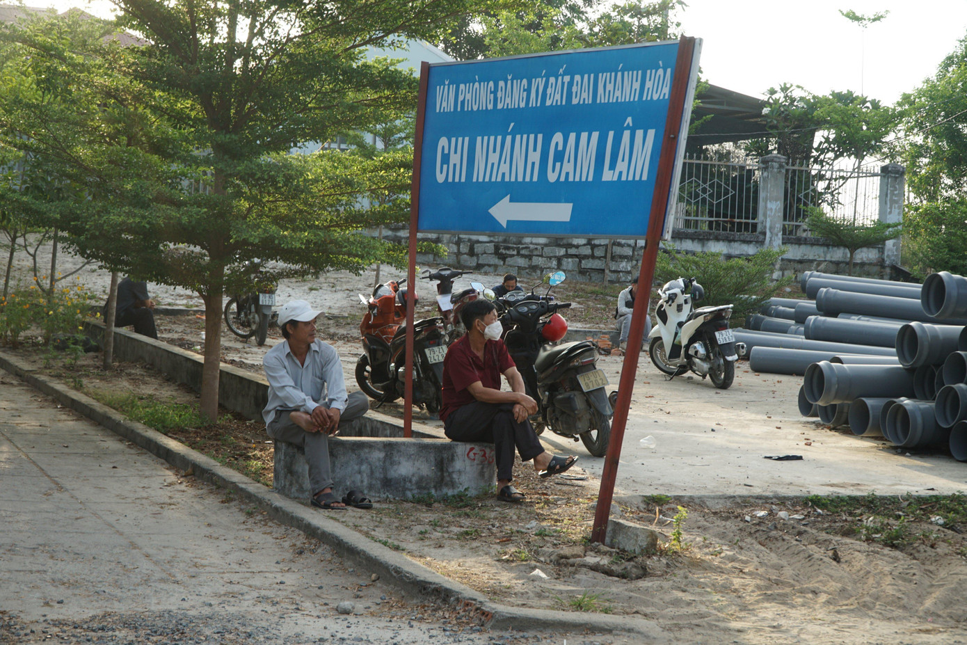 Hiện không còn tình trạng người dân tập trung đông đúc trước trụ sở huyện Cam Lâm Hiện không còn tình trạng người dân tập trung đông đúc trước trụ sở huyện Cam Lâm