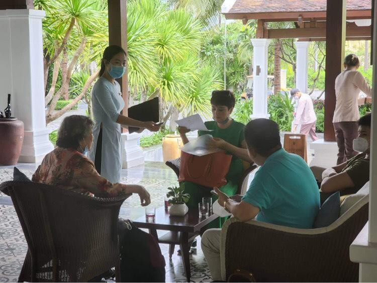 Nhân viên Khu nghỉ dưỡng The Anam làm thủ tục nhận phòng cho khách Nhân viên Khu nghỉ dưỡng The Anam làm thủ tục nhận phòng cho khách