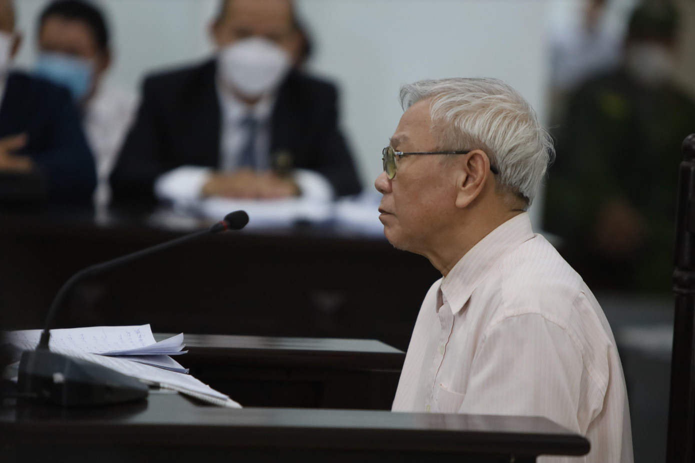 Bị cáo Lê Văn Dẽ nói rằng nếu tỉnh lắng nghe thì không ai phải ngồi toà. Ảnh LH