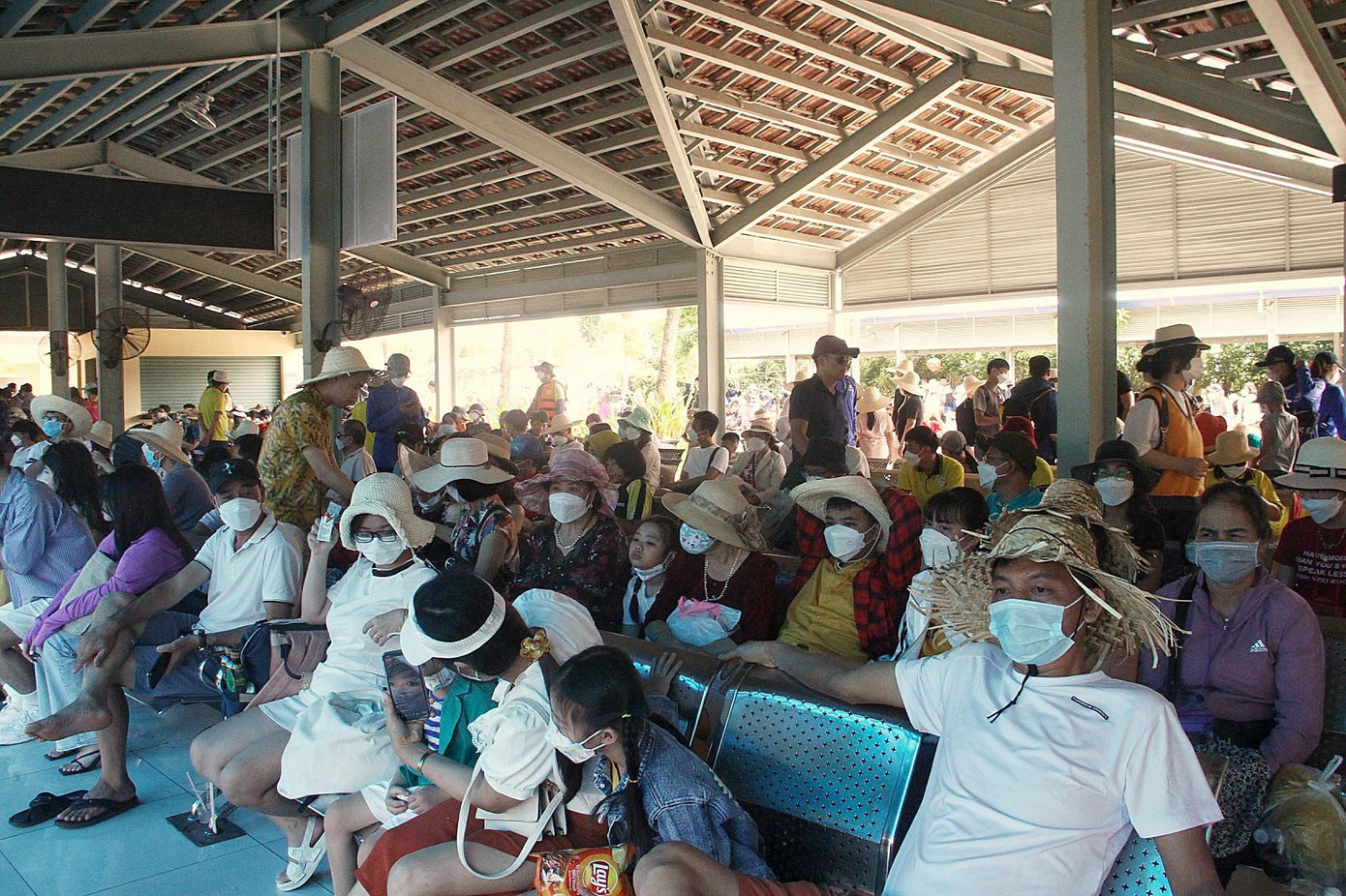 Bến tàu du lịch Nha Trang đông nghịt khách chờ đi tham quan biển đảo Bến tàu du lịch Nha Trang đông nghịt khách chờ đi tham quan biển đảo