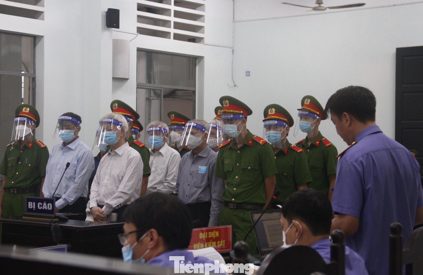 Các bị cáo nghe đại diện Viện KSND tỉnh Khánh Hoà công bố cáo trạng tại phiên toà. Ảnh CÔNG HOAN.