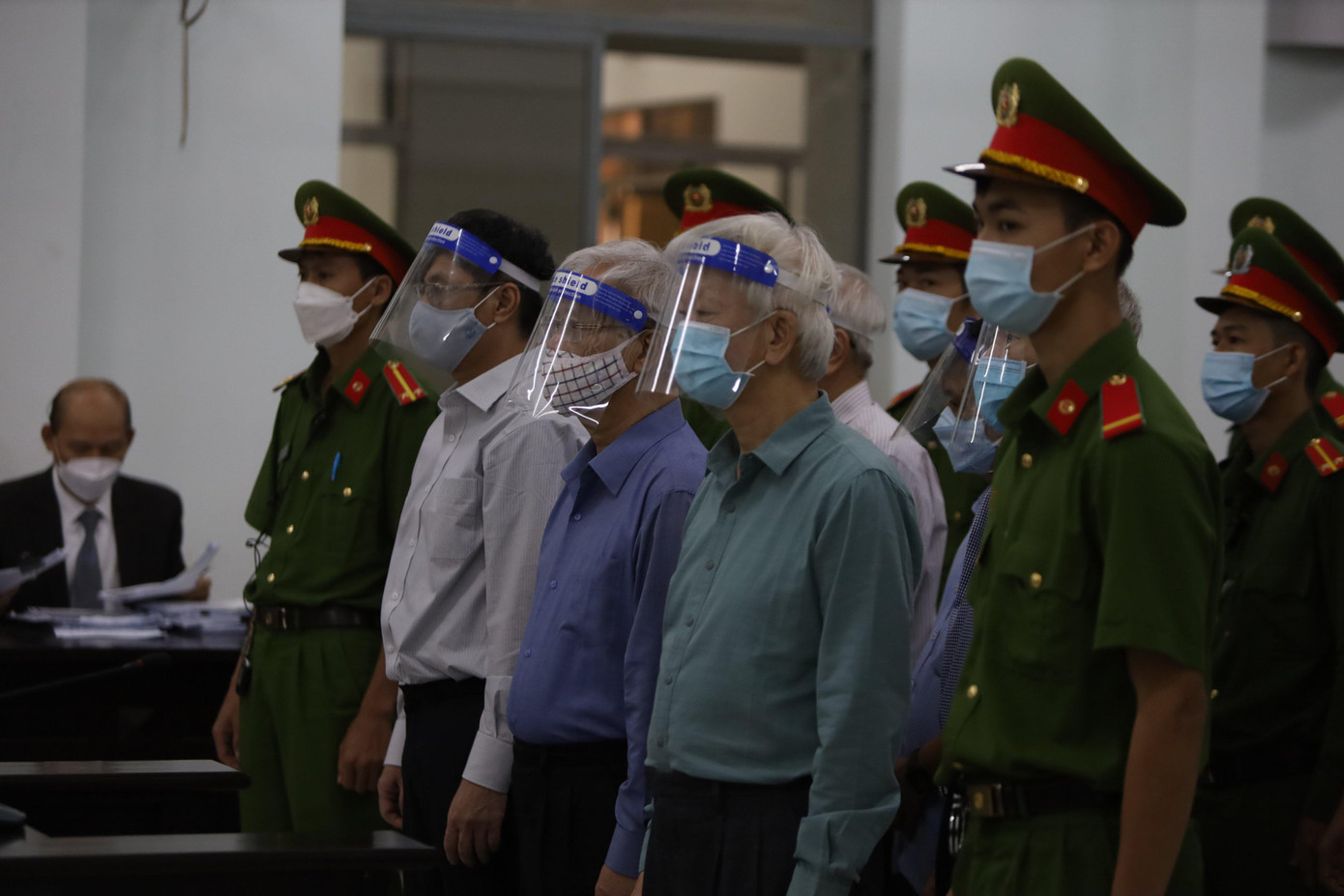 Viện kiểm sát cáo buộc các bị cáo đã cố tình ký các quyết định về đất đai sai luật. Ảnh LH.