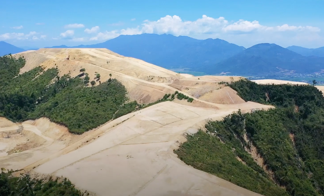 Núi Chín Khúc bị cạo trọc bởi các dự án sai phạm. Ảnh C.HOAN
