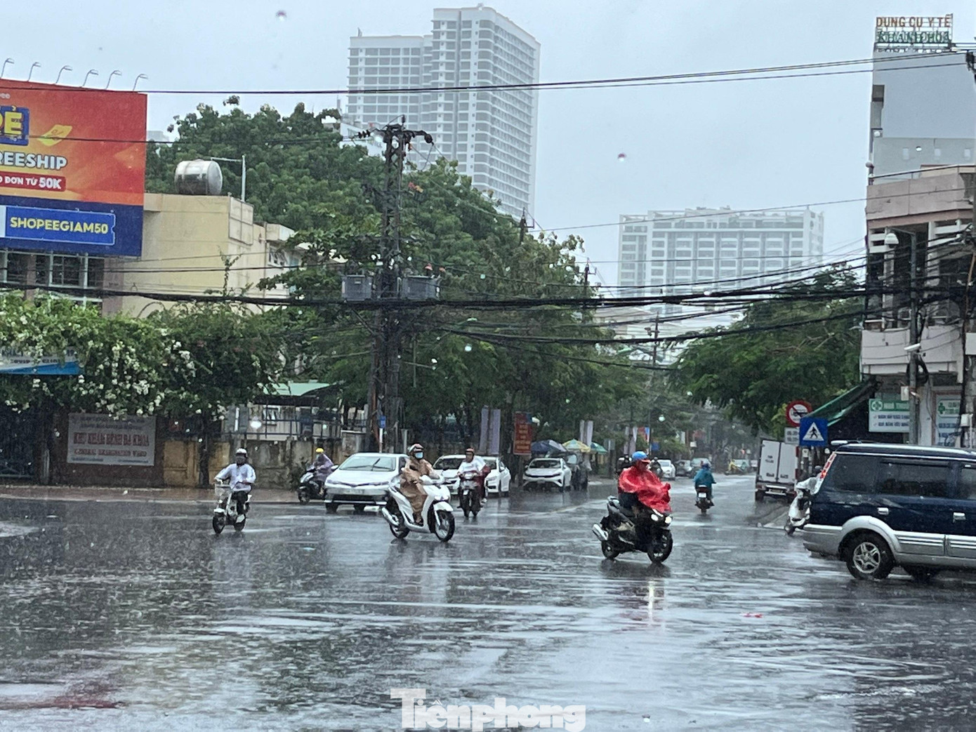 Mưa lớn tại trung tâm TP. Nha Trang chiều 29/4. Ảnh LỮ HỒ. Mưa lớn tại trung tâm TP. Nha Trang chiều 29/4. Ảnh LỮ HỒ.