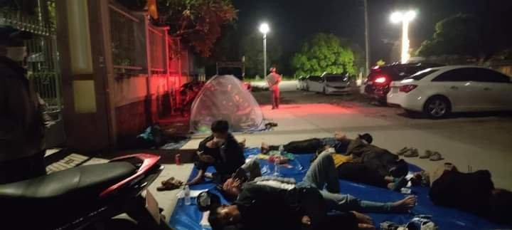 Nhiều người dân mắc màn ngủ trước trụ sở huyện Cam Lâm chờ làm thủ tục đất đai Nhiều người dân mắc màn ngủ trước trụ sở huyện Cam Lâm chờ làm thủ tục đất đai