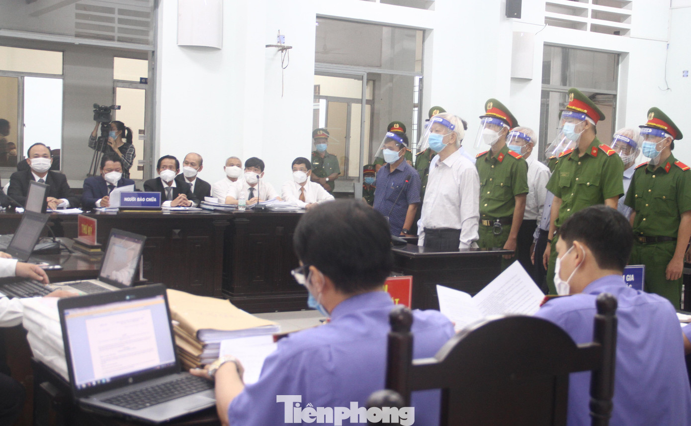 Có 16 luật sư tham gia bào chữa cho các bị cáo.