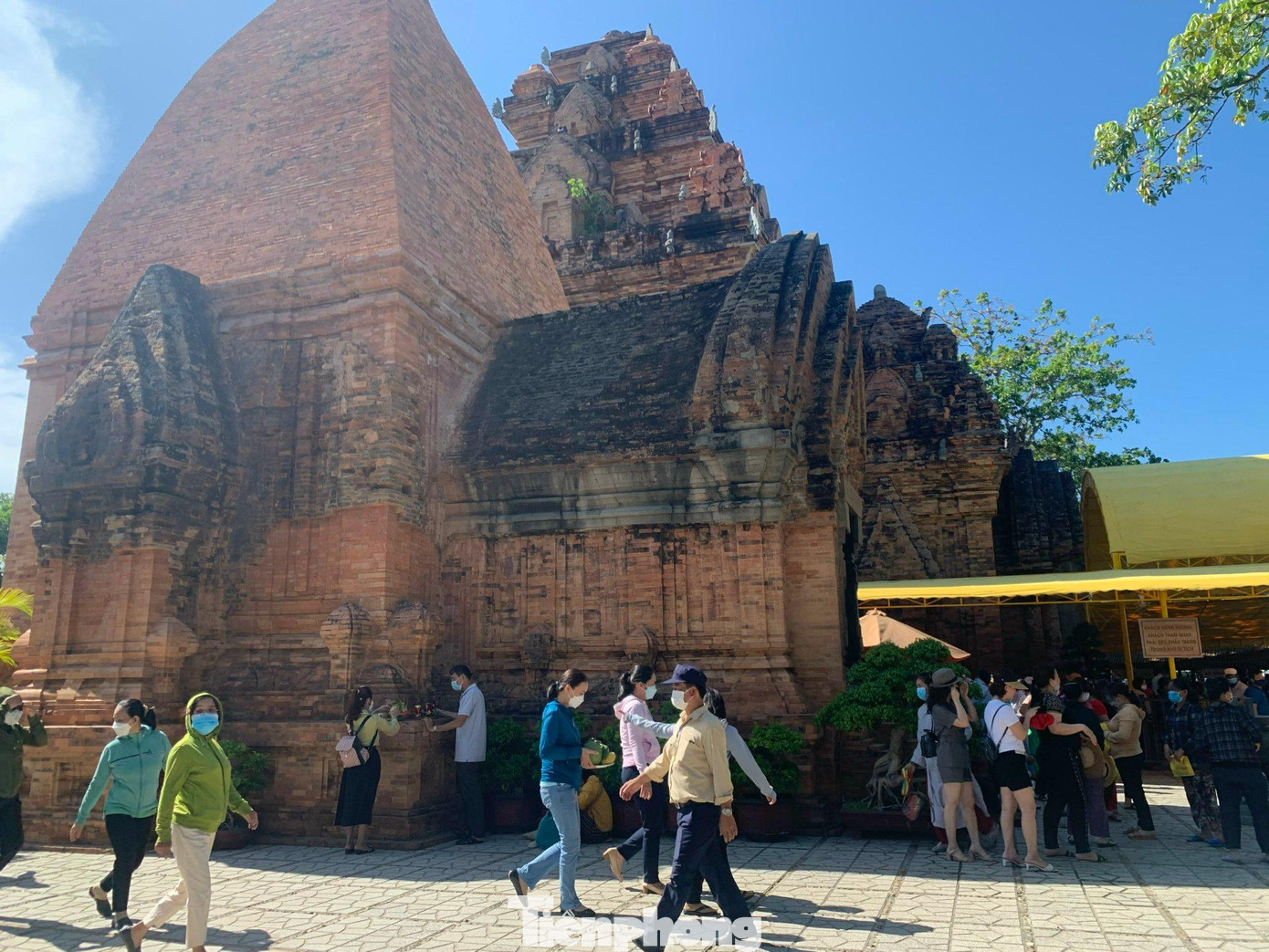 Đông đảo khách thập phương đến tham quan Tháp bà Ponagar