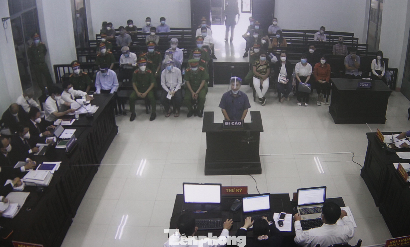 Bị cáo Trần Văn Hùng trong phần xét hỏi tại phiên toà. Ảnh CÔNG HOAN