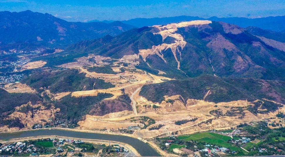 Tỉnh Khánh Hoà cho chuyển đổi đất rừng trên núi Chín Khúc trái quy định. Ảnh C.HOAN.