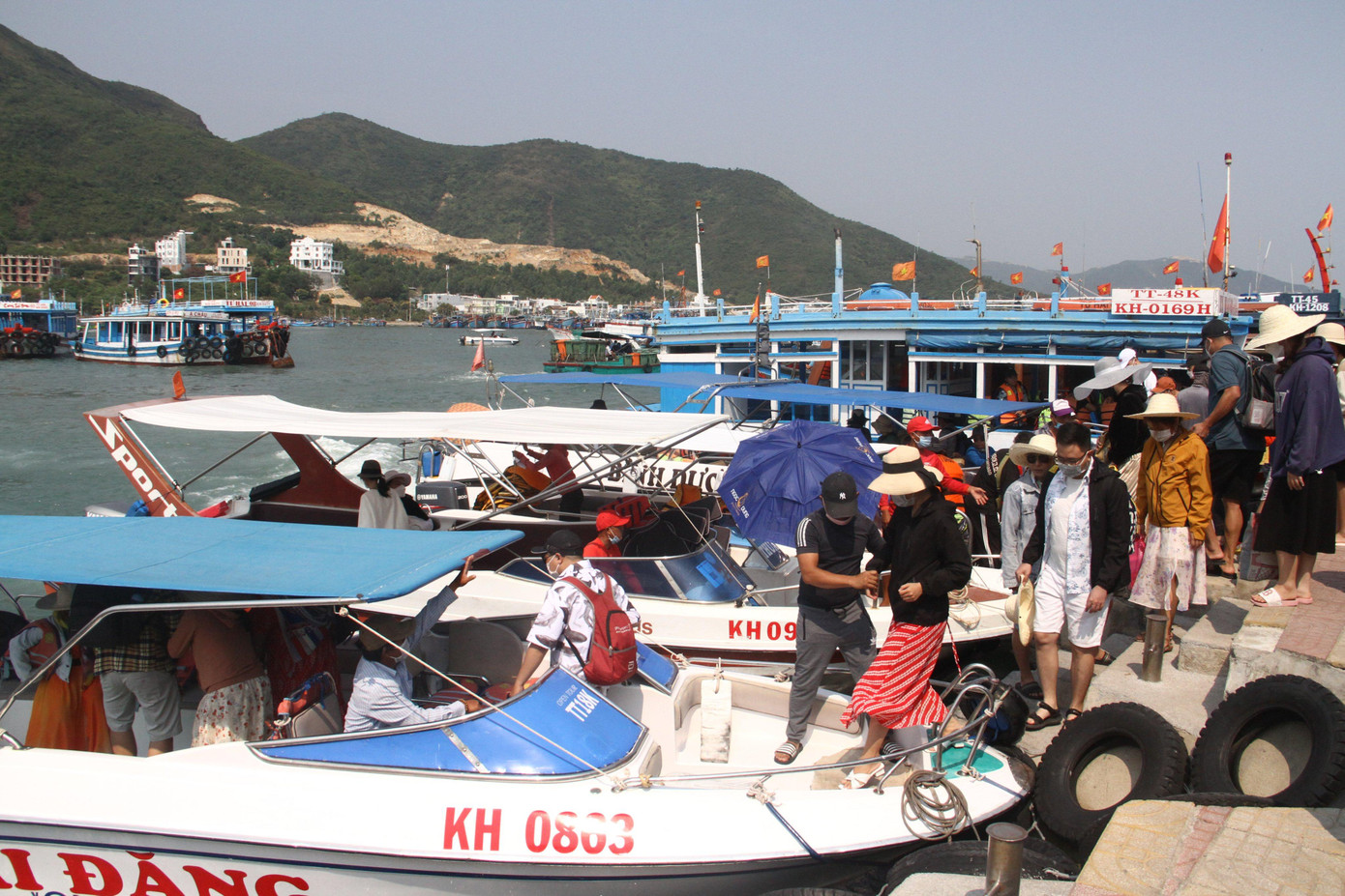 Du khách lo lắng trời mưa sẽ không được đi chơi đảo tại Nha Trang. Ảnh LỮ HỒ. Du khách lo lắng trời mưa sẽ không được đi chơi đảo tại Nha Trang. Ảnh LỮ HỒ.