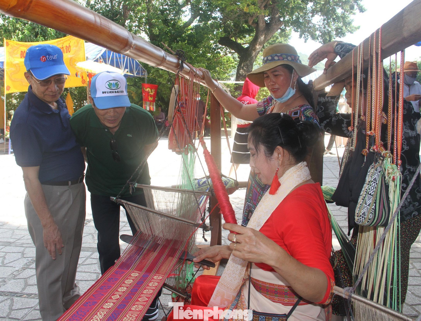 Du khách chiêm ngưỡng phụ nữ đồng bào Chăm dệt vải