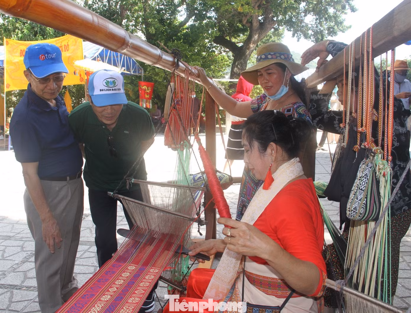Du khách chiêm ngưỡng phụ nữ đồng bào Chăm dệt vải Du khách chiêm ngưỡng phụ nữ đồng bào Chăm dệt vải
