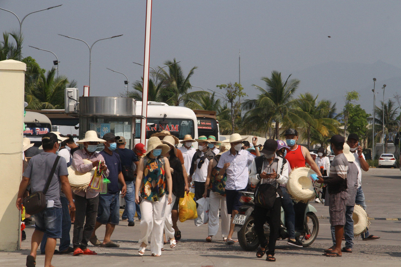 Du khách tập trung khá đông đúc tại các điểm tham quan du lịch ở Nha Trang Du khách tập trung khá đông đúc tại các điểm tham quan du lịch ở Nha Trang