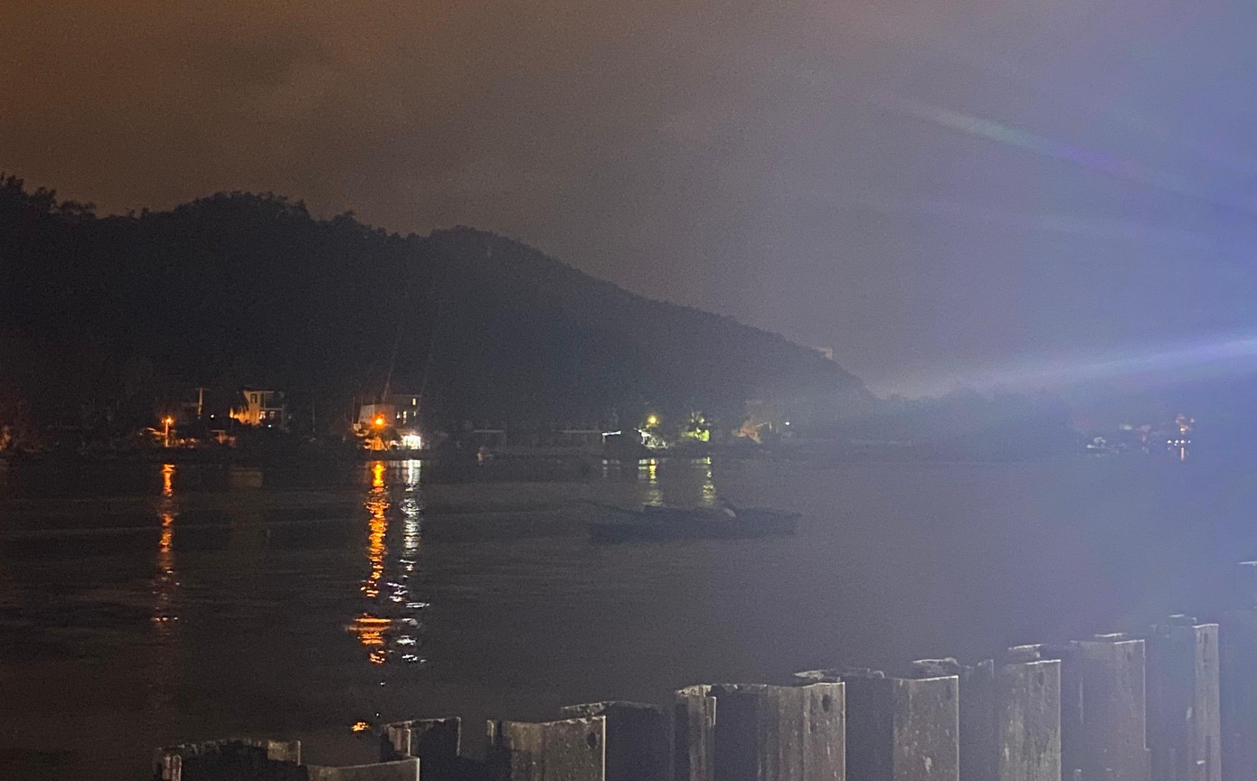 Các đối tượng đưa ghe trộm cát vào bạn đêm tại dự án. Ảnh Ban QLDA Phát triển Khánh Hoà cung cấp. Các đối tượng đưa ghe trộm cát vào bạn đêm tại dự án. Ảnh Ban QLDA Phát triển Khánh Hoà cung cấp.