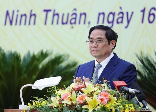 Thủ tướng Phạm Minh Chính biểu dương những thành tựu tỉnh Ninh Thuận đạt được trong 30 năm qua. Ảnh TTXVN