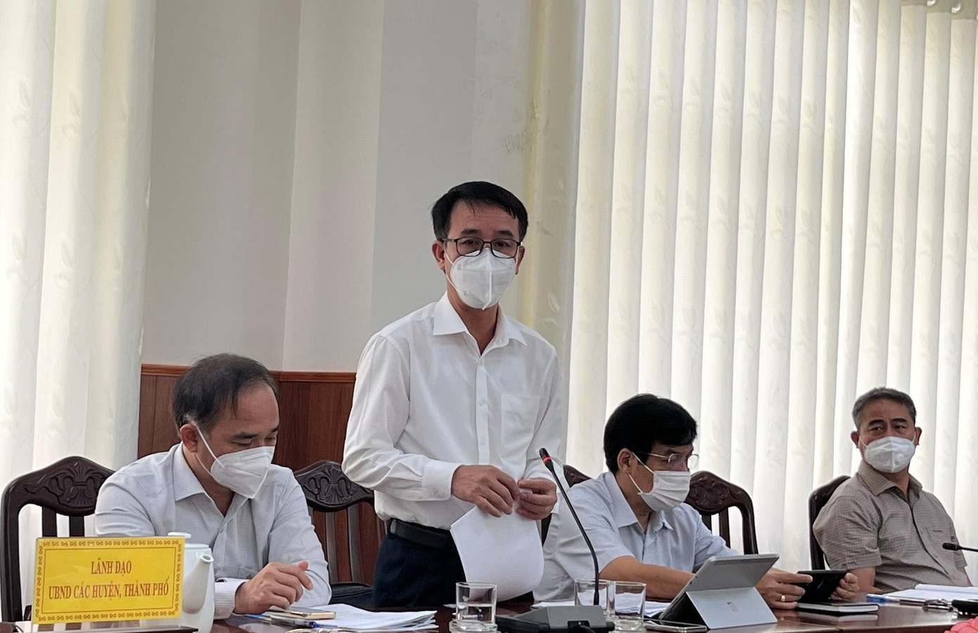 Ông Nguyễn Văn Quế trả lời các câu hỏi của PV báo Tiền Phong tại cuộc họp báo. Ảnh L.HỒ.