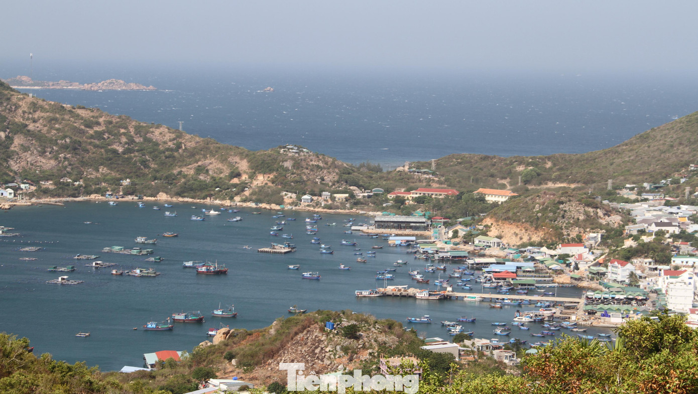 Đảo Bình Ba có khung cảnh thơ mộng thu hút du khách tham quan. Ảnh LỮ HỒ. Đảo Bình Ba có khung cảnh thơ mộng thu hút du khách tham quan. Ảnh LỮ HỒ.
