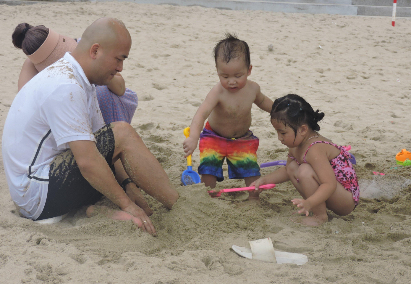 Du khách vui đùa trên bãi biển Nha Trang Du khách vui đùa trên bãi biển Nha Trang