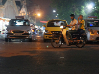 Đối tượng chăn dắt chở đứa trẻ bằng xe Dream. Đối tượng chăn dắt chở đứa trẻ bằng xe Dream