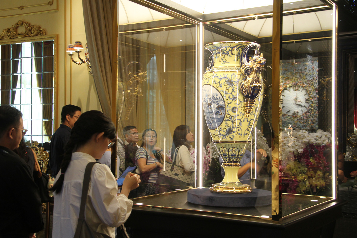 Những chiếc độc bình sứ mạ vàng, khích thướng lớn.