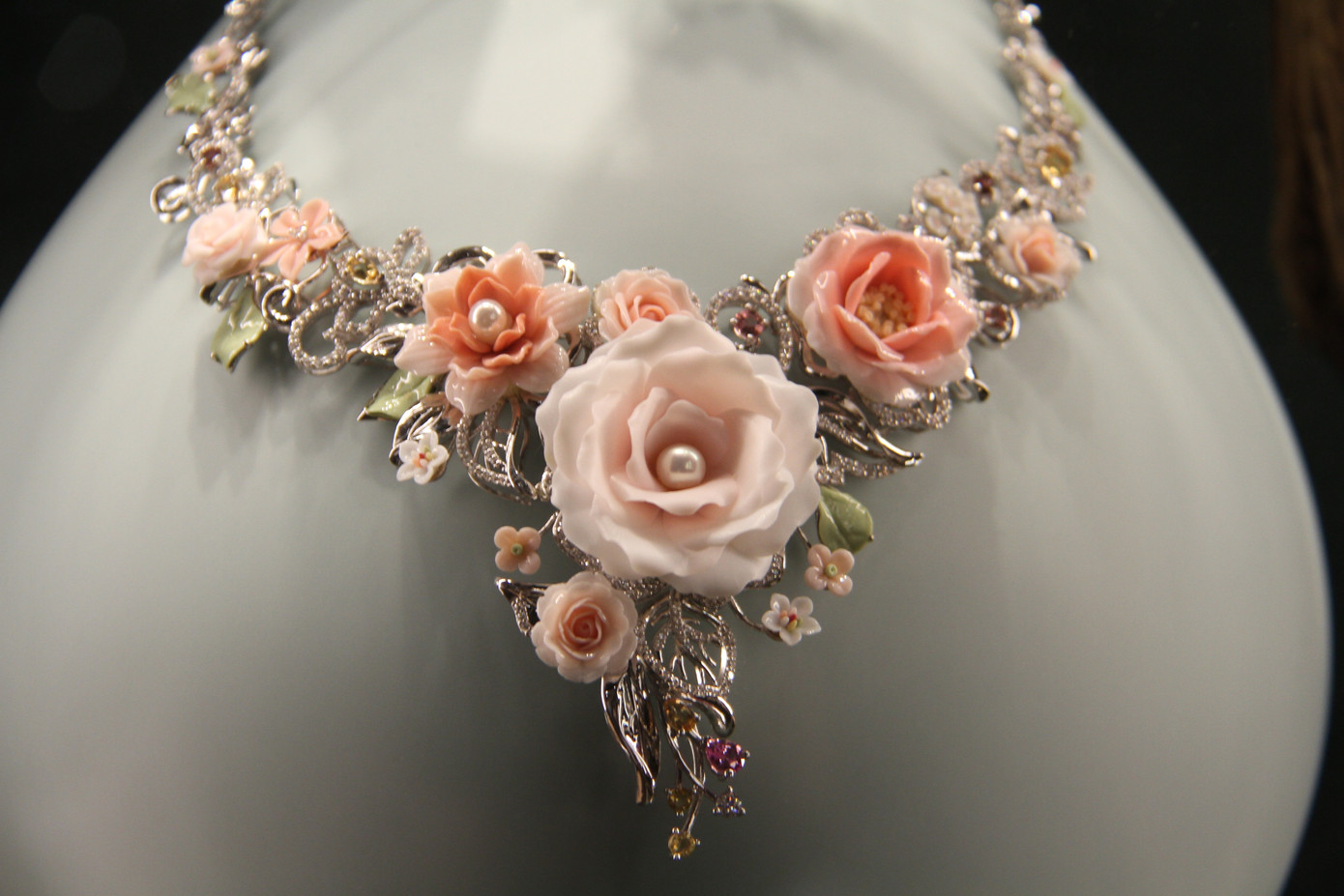 Chuỗi vòng hoa cô dâu làm bằng sứ.