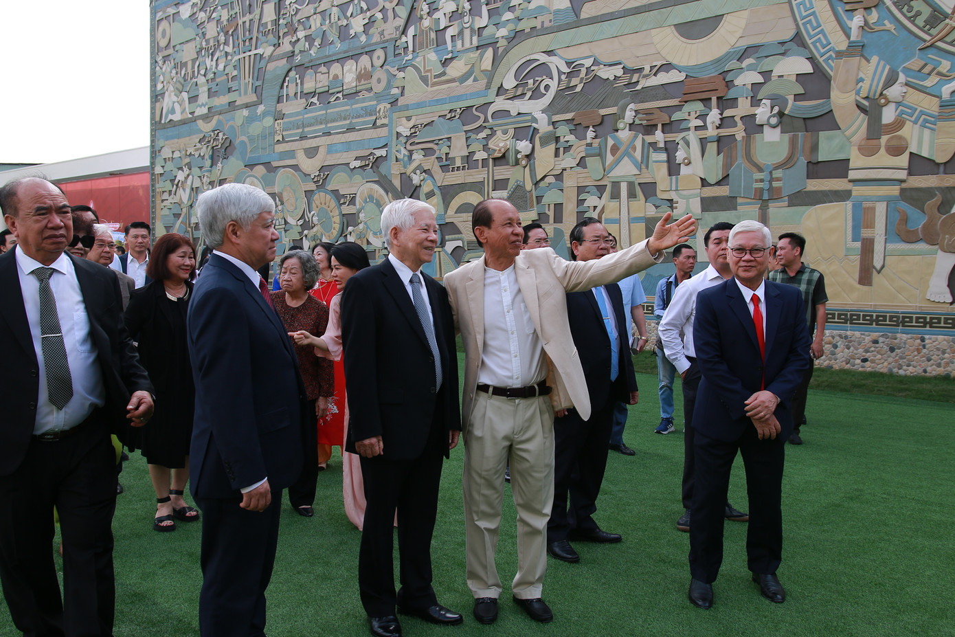 Bức phù điêu có chiều dài 99 m và cao 9 m, ghi lại lịch sử và đời sống, đồng thời là biểu tượng đoàn kết và phát triển đất nước của Việt Nam,