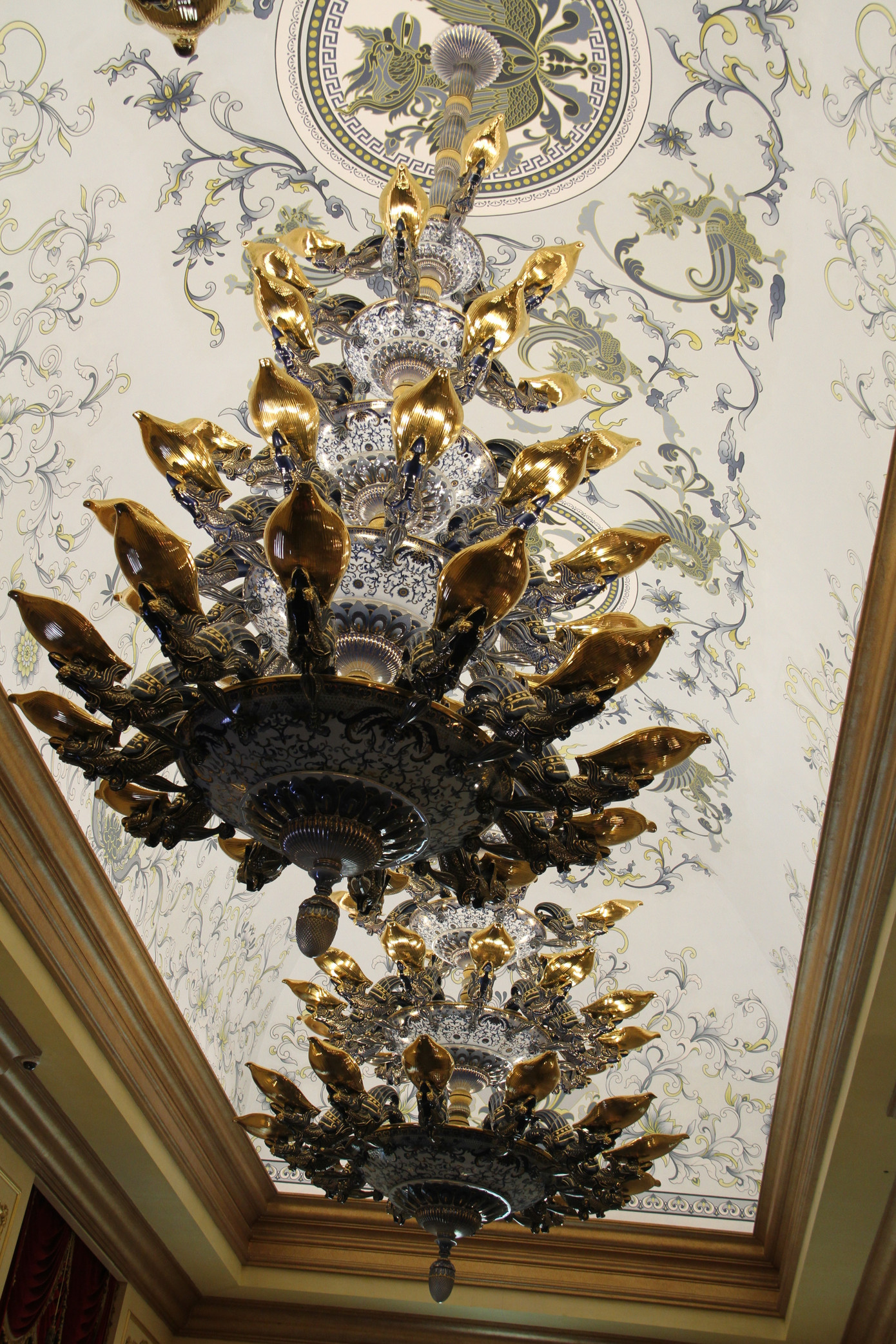 Ba bộ đèn chùm 100% bằng sứ nặng hơn 3 tấn, lấy cảm hứng từ truyền thuyết con Rồng cháu Tiên.