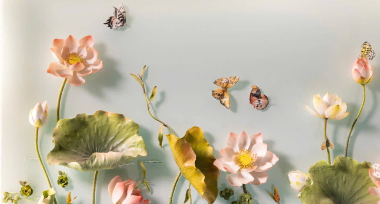 Một trong 4 bức tranh sen khổ lớn làm bằng sứ.