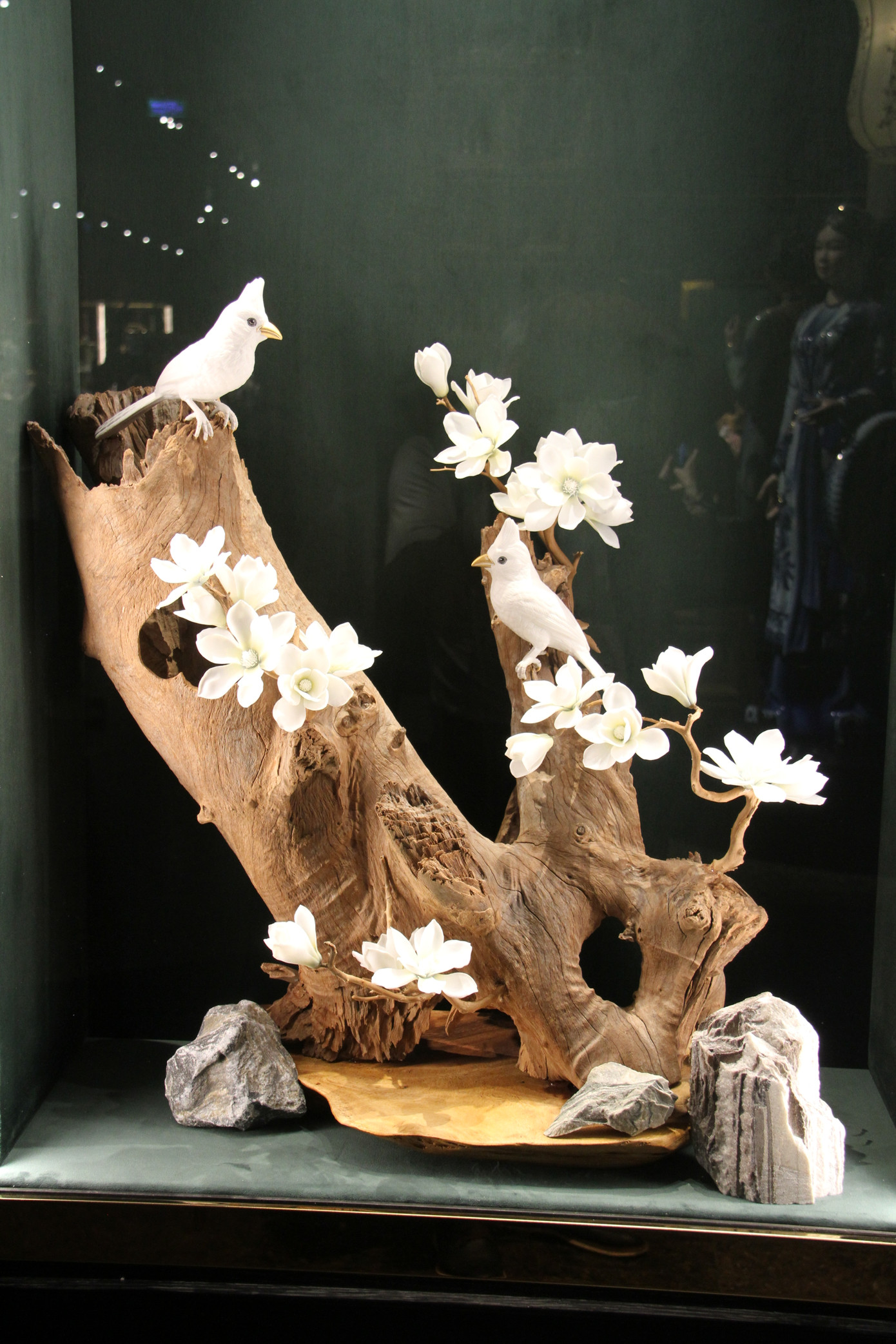 Tiểu cảnh chim, hoa bằng sứ.