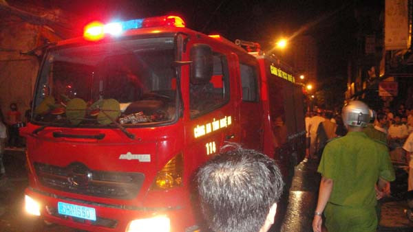 Lực lượng phòng cháy chữa cháy công an Nghệ An đang triển khai dập tắt đám cháy 