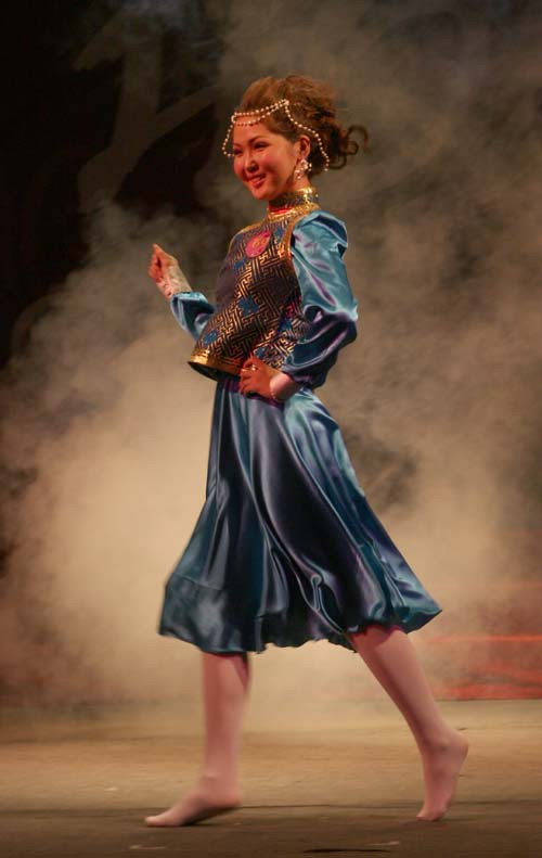 Ganbaatar Bolor Tsetseg mang tới cuộc thi diệu múa dân gian của dân tộc mình