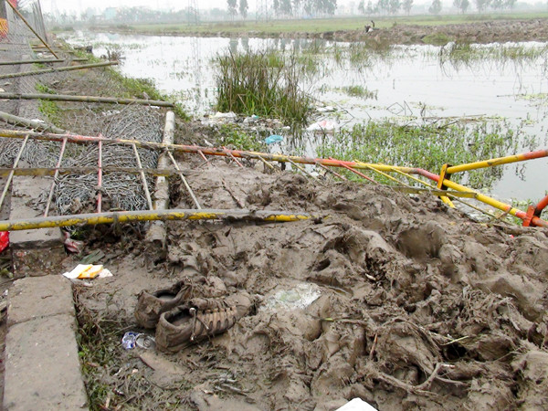Rào sắt tang hoang