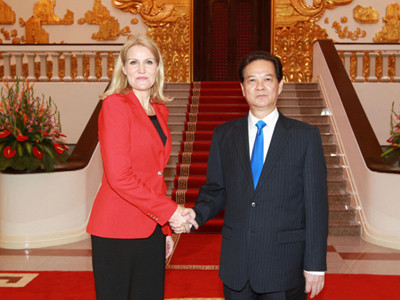 Thủ tướng Nguyễn Tấn Dũng đón Thủ tướng Đan Mạch Helle Thorning Schmidt trước khi hội đàm. Ảnh: TTXVN