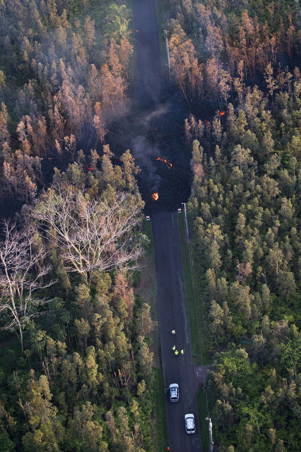 Cận cảnh núi lửa Hawaii phun dung nham đỏ rực trời ảnh 5