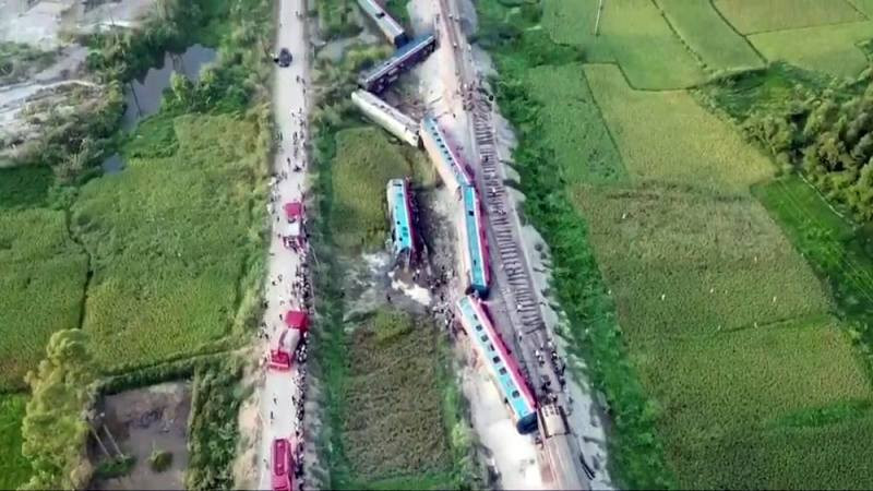 Tàu hỏa va chạm ô tô, 7 toa bị lật, 12 người thương vong ảnh 1